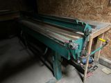une machine posée sur une table dans une pièce