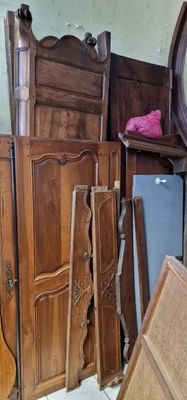 plusieurs meubles sont empilés dans une pièce