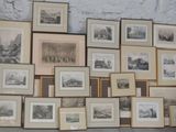 de nombreuses photos encadrées accrochées au mur d'une pièce