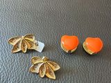 un gros plan sur une paire de boucles d'oreilles posées sur une surface en cuir