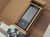 une boîte avec un téléphone portable à l'intérieur sur une table