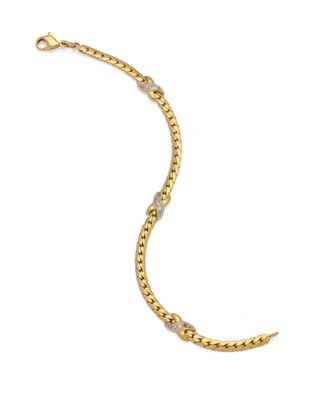 gros plan d'un bracelet en chaîne en or sur fond blanc
