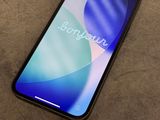 un gros plan d'un téléphone posé sur une table, avec une étiquette de prix