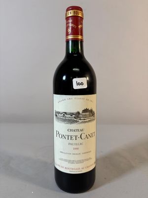 une bouteille de vin posée sur une table