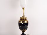 une lampe posée sur une table blanche