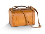 valise en cuir marron sur fond blanc, avec une découpe pour la sangle