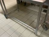 une table en acier inoxydable au milieu d'une cuisine