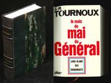 deux livres posés l'un à côté de l'autre sur une surface noire