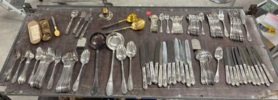 beaucoup d'argenterie sur une table dans une pièce