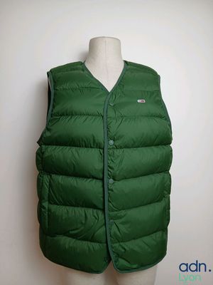 un gros plan sur un gilet vert porté par un mannequin