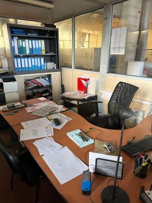 un bureau équipé d'un ordinateur et d'un moniteur