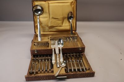 une boîte contenant de l'argenterie, posée sur une table