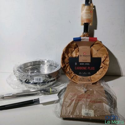 une photo du contenu d'une bouteille de vin et d'un verre à vin