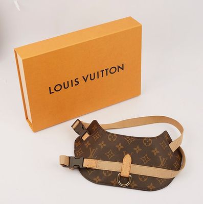 un sac Louis Vuitton et une boîte posés sur la table