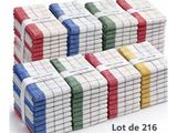 des serviettes sont empilées les unes sur les autres sur une surface blanche
