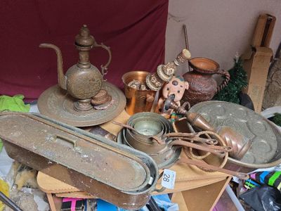 une table sur laquelle se trouvent de nombreux objets anciens