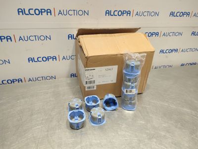 une boîte de gobelets en plastique bleus posée sur une table
