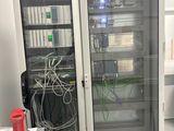 une photo d'une pièce où se trouvent tout un tas de fils