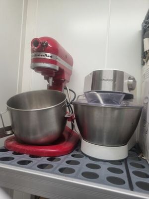 un mixeur rouge et un saladier argenté posés sur une étagère