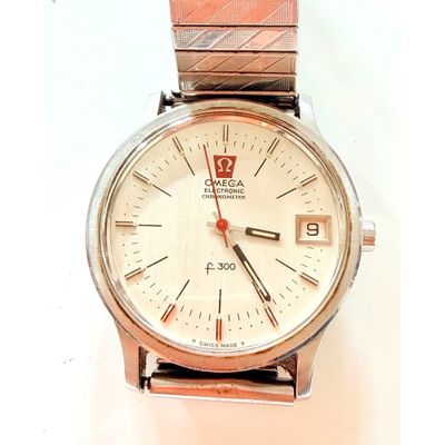 gros plan d'une montre-bracelet sur une surface blanche