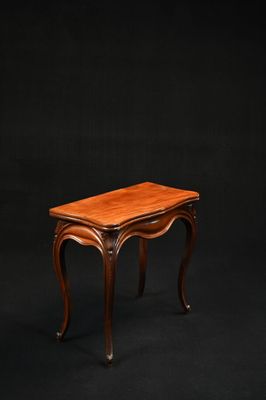 une petite table en bois sur fond noir