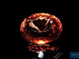 gros plan d'un diamant rouge sur une surface noire