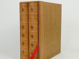 un livre marron sur lequel est posé un ruban rouge