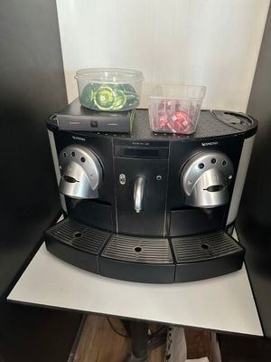 une machine à café posée sur une table