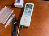 une photo d'un bureau d'ordinateur avec un clavier, une souris et d'autres appareils électroniques