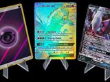 Trois cartes Pokémon différentes sont représentées sur un fond noir.