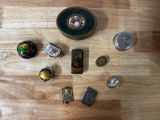 une table en bois sur laquelle sont posés de nombreux objets différents