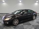 la photo d'une voiture noire garée dans un garage