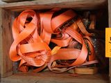 une boîte en bois contenant un bouquet de rubans orange