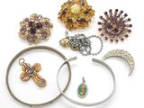 un assortiment de bijoux comprenant des bagues, des bracelets et des broches
