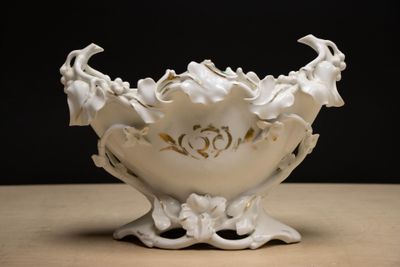 un bol blanc posé sur une table
