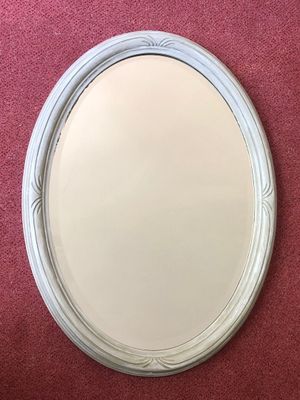 Miroir de forme ovale en bois laqué gris