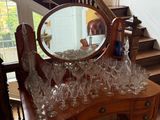 une table sur laquelle se trouvent un miroir et de nombreux verres à vin