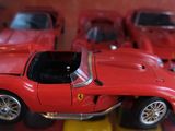 trois petites voitures exposées dans une vitrine