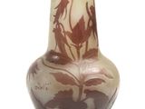 un vase avec un motif sur fond blanc
