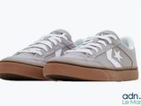 des baskets grises et blanches avec une étoile blanche sur la semelle