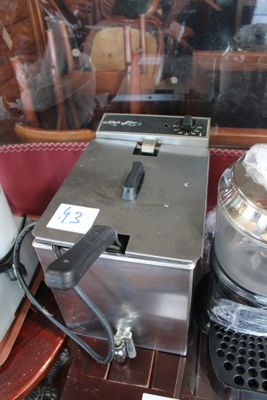 une machine posée sur une table dans une vitrine