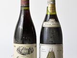 deux bouteilles de vin posées sur une table