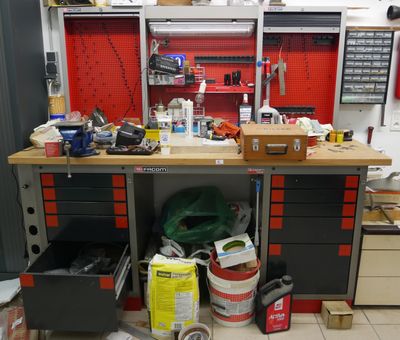 un établi sur lequel sont posés de nombreux outils