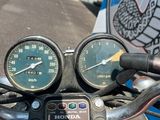 un gros plan d'une moto avec un compteur de vitesse et des jauges fixés sur le guidon