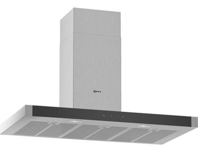 gros plan d'une hotte de cuisine en acier inoxydable sur fond blanc