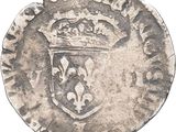 une vieille pièce d'argent surmontée d'une couronne