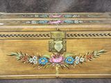 une boîte en bois ornée d'un motif floral