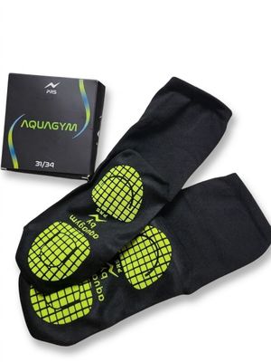 un gros plan sur une paire de chaussettes et une boîte de chaussettes