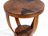 une image représentant une table en bois ornée d'un motif géométrique