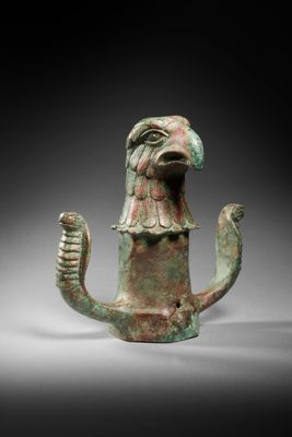 une image représentant une statue d'oiseau au long bec